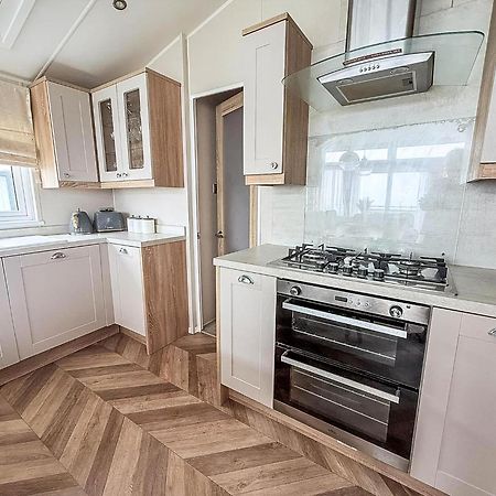 Beautiful Lodge With Full Sea Views At Broadland Sands In Suffolk Ref 20235Bs 홉톤-온-씨 외부 사진